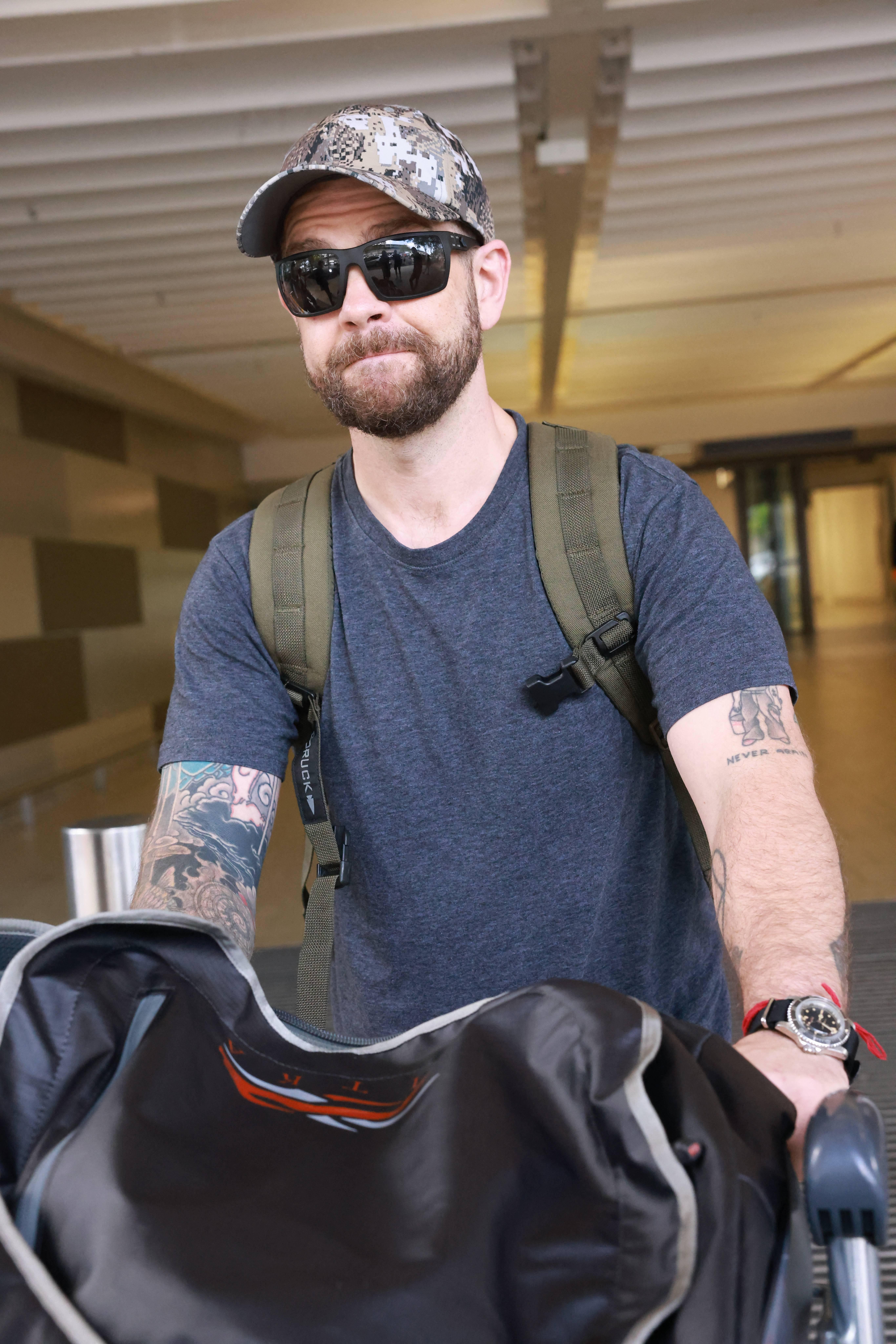 Jack Osbourne fotografado chegando ao aeroporto de Brisbane, em Queensland, Austrália, para I'm A Celebrity Get Me Out of Here 2025